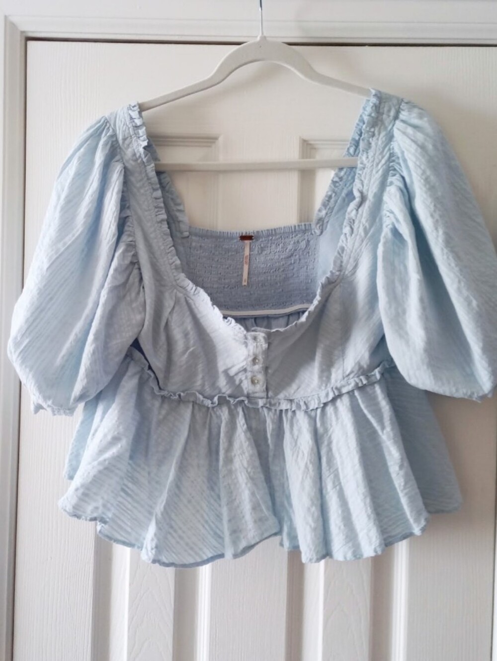 Free People light blue cotton cropped puff sleeve smocked back top - Picture 4 of 10